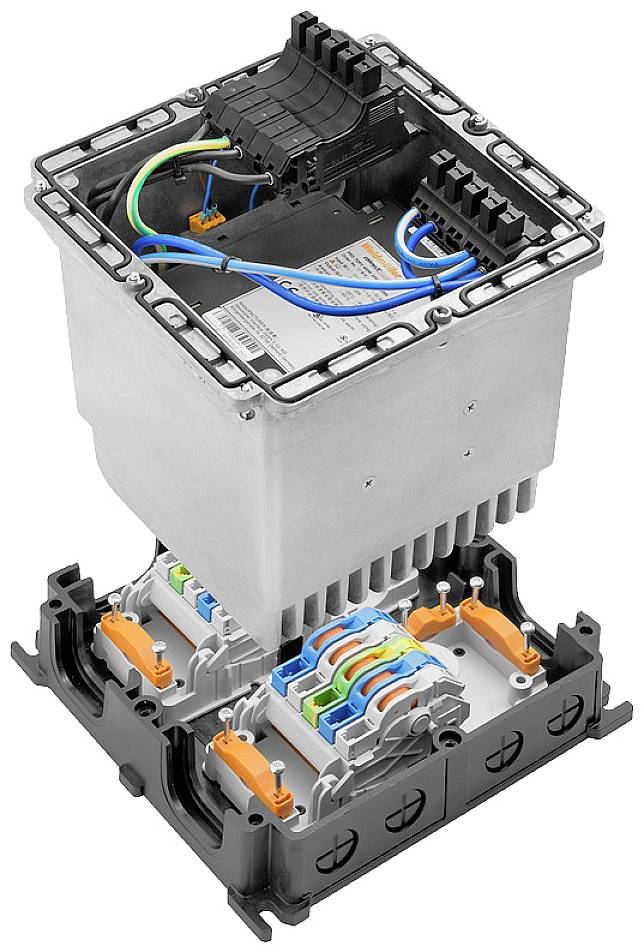 Ein offener Elektroanschlusskasten mit sichtbaren Kabeln und farbigen Steckverbindungen, zeigt die Innenverkabelung und Komponenten.