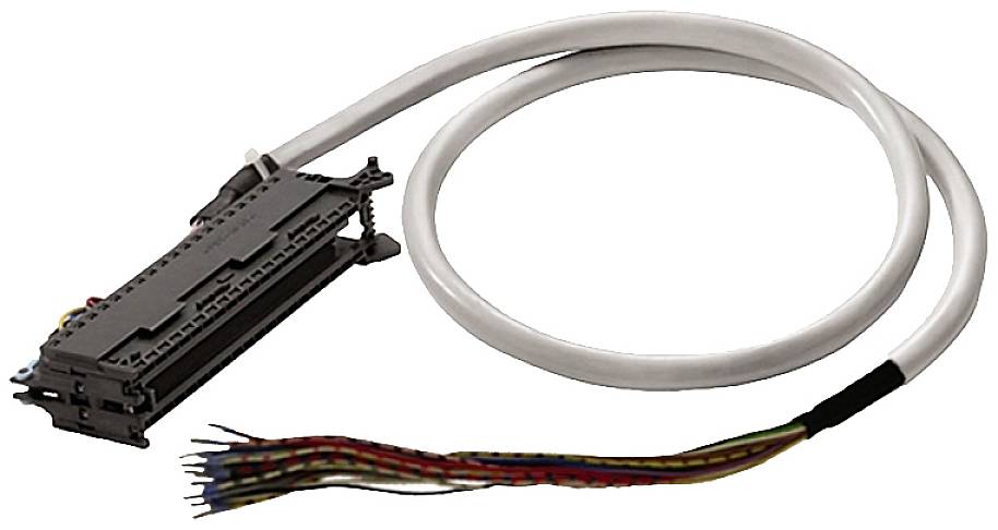 Ein Flachbandkabel mit mehreren bunten Drähten und einem rechteckigen Stecker, geeignet für elektrische Verbindungen und Datenübertragung.