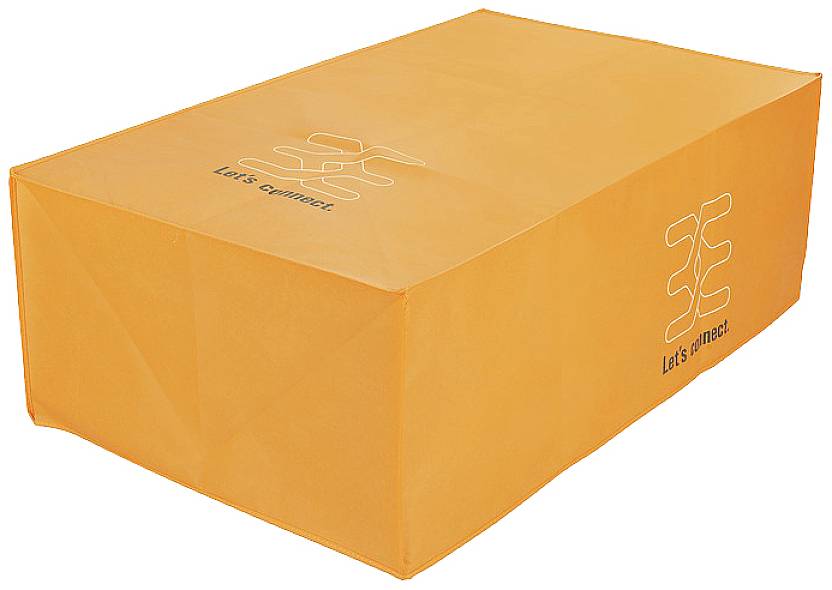 Orange Stoffabdeckung mit dem Text 'Let's connect' und einem abstrakten Logo darauf.