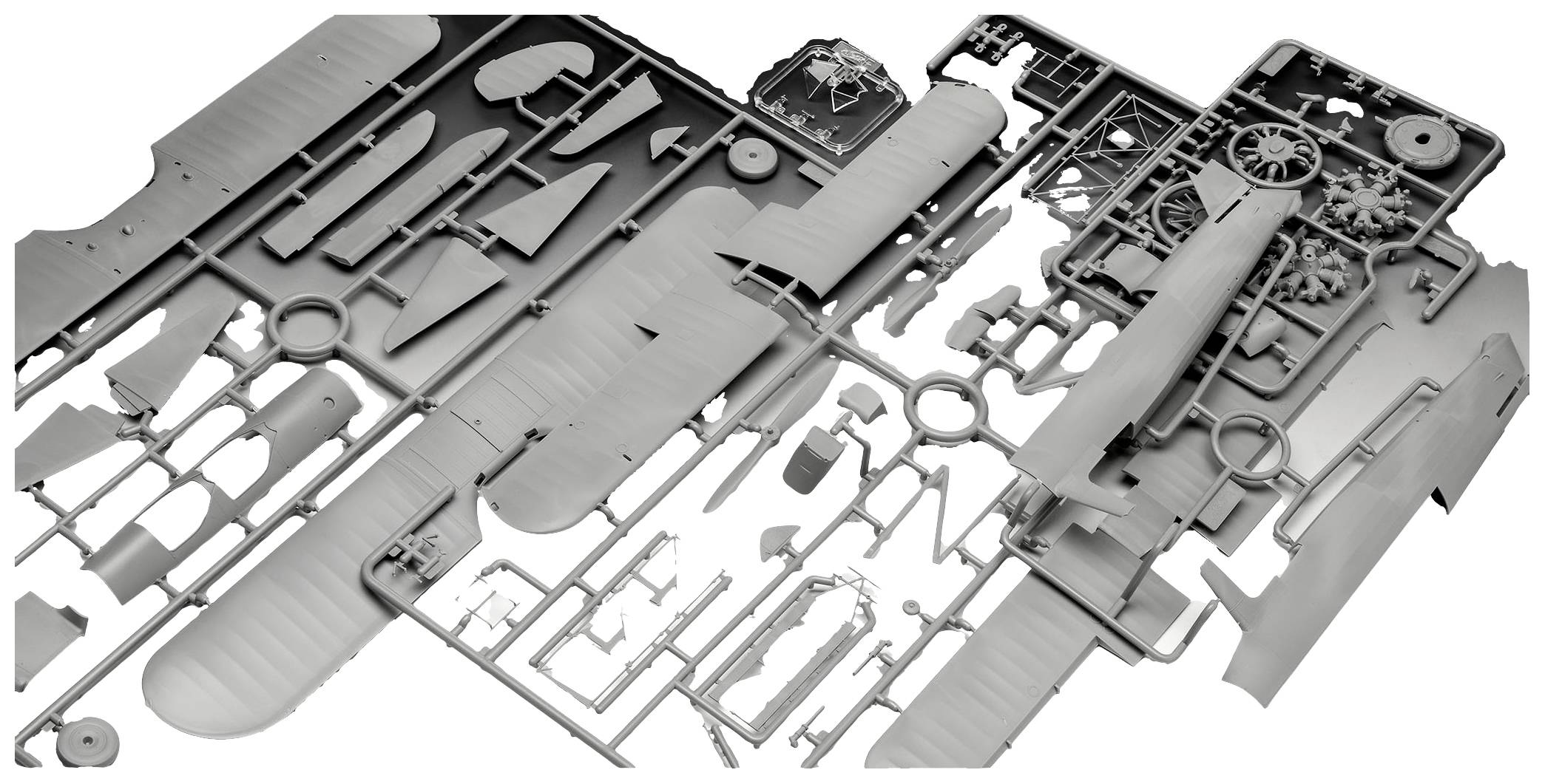 Grauer Spritzgussrahmen mit verschiedenen Plastikbauteilen eines Modellflugzeugs, einschließlich Flügel, Rumpf und Räder.