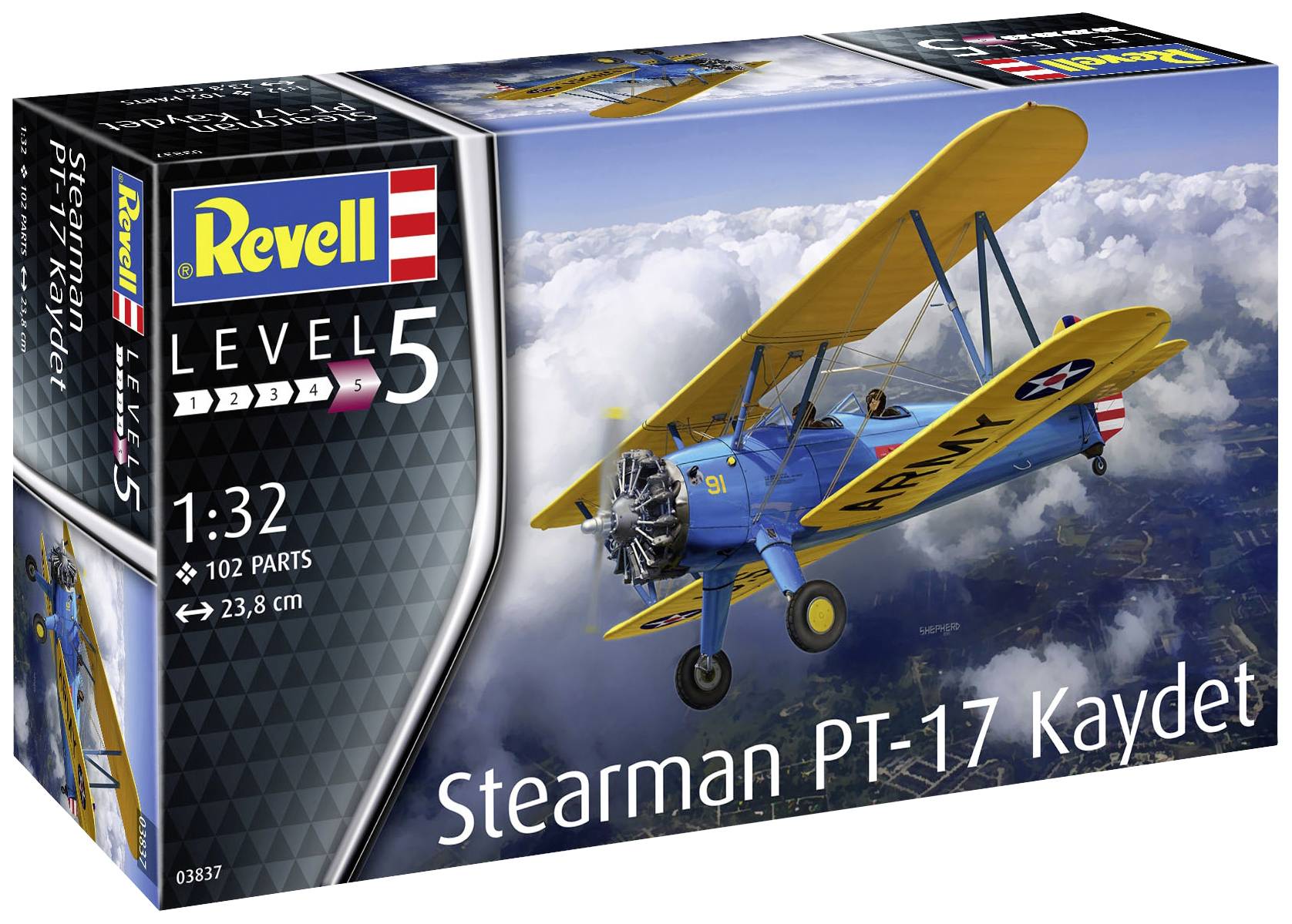 Bausatz der 'Stearman PT-17 Kaydet' im Maßstab 1:32 von Revell. Bild zeigt das Modellflugzeug im Flug über einer Wolkendecke.