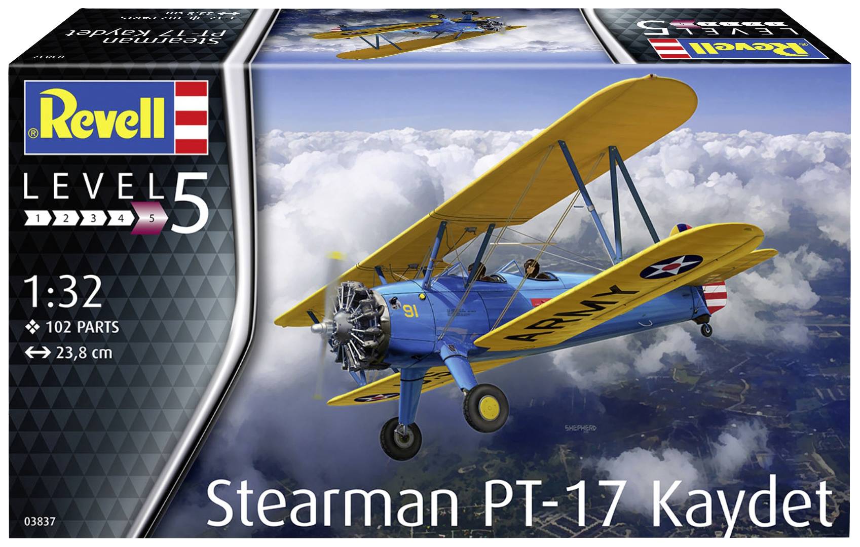 Eine Modellbausatz-Verpackung zeigt ein gelbes Doppeldeckerflugzeug 'Stearman PT-17 Kaydet' der Marke Revell in Level 5 Schwierigkeitsgrad.