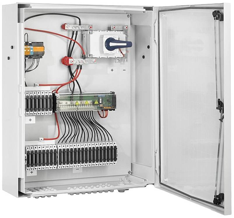 Elektrischer Schaltschrank mit geöffneter Tür zeigt verschiedene Kabel, Sicherungen und einen Hauptschalter, verkabelt für Spannungsverteilung.