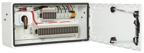 Ein geöffneter Schaltschrank zeigt elektrische Komponenten mit mehreren Anschlüssen und Kabeln, geeignet für Gebäudeinstallationen.