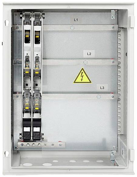 Ein offener Schaltschrank mit drei Stromschienen (L1, L2, L3). Warnsymbol für elektrische Spannung in der Mitte.