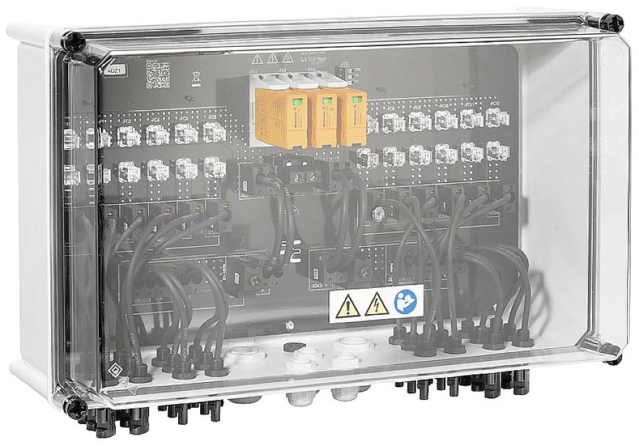 Ein Verteilerkasten mit transparentem Gehäuse, zeigt mehrere Kabel und Schalter im Inneren. Warnhinweise zur elektrischen Gefahr sind sichtbar.