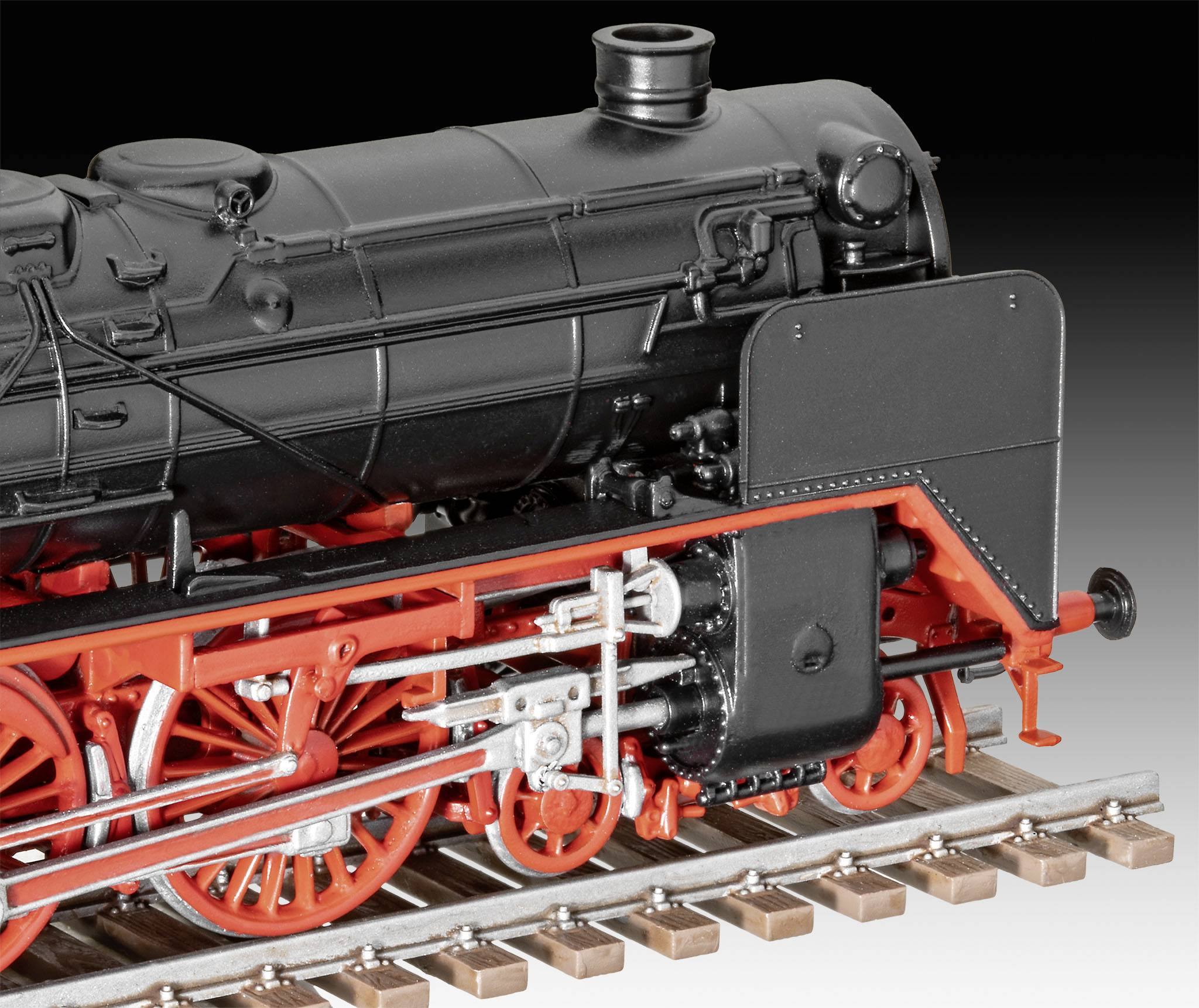 Schwarze Dampflokomotive mit roten Rädern auf Schienen. Detaillierte Ansicht zeigt Rohre und Ventile. Modell oder Spielzeugdarstellung.