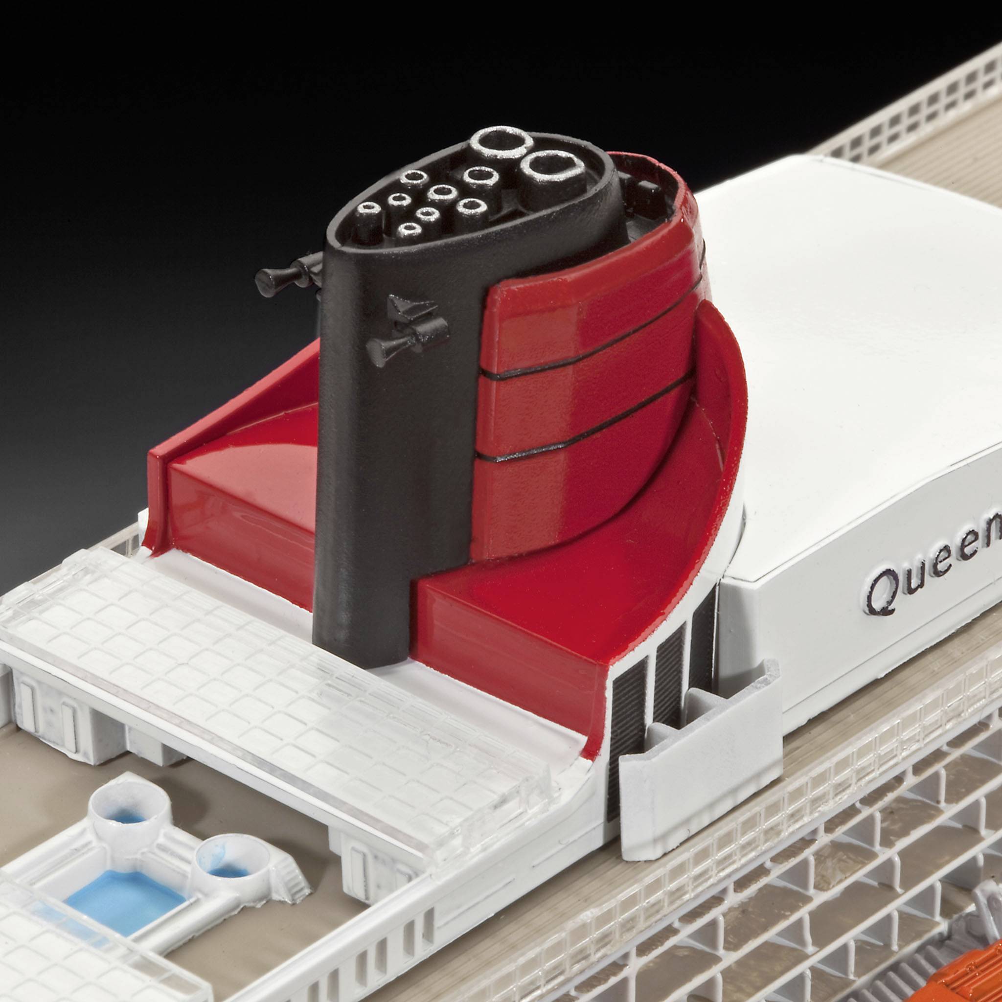 Modell eines weißen Schiffes mit roten und schwarzen Schornsteinen, erkennbar an der Aufschrift 'Queen Mary'.