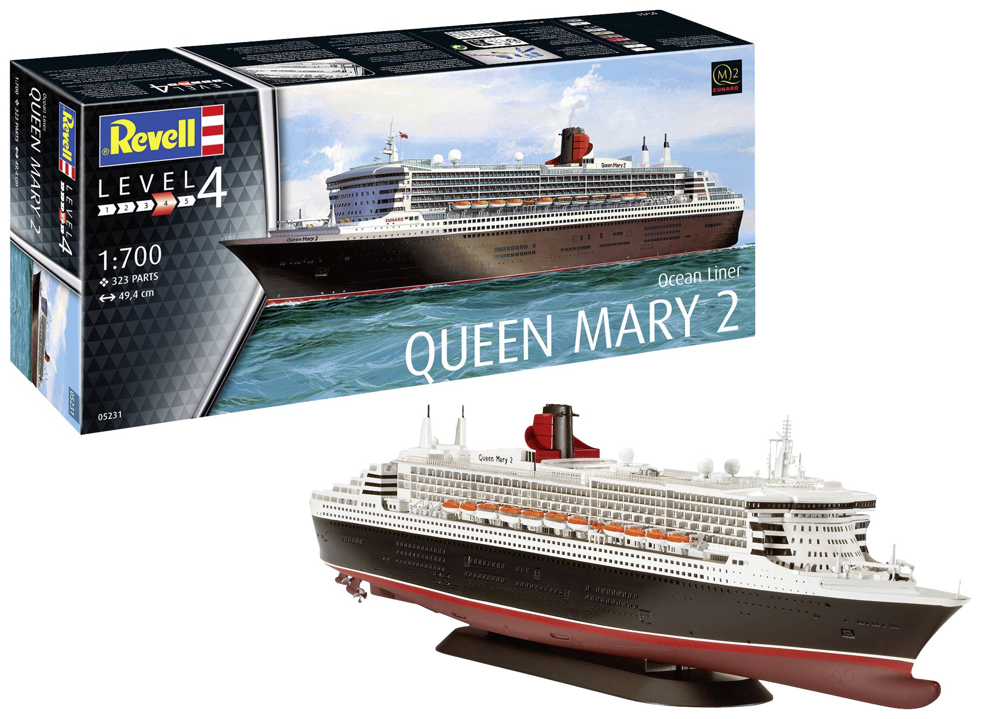 Plastikmodellbausatz der 'Queen Mary 2' im Maßstab 1:700 von Revell. Zeigt das Schiff schwimmend, mit Boxart im Hintergrund. Ab 12 Jahren geeignet.