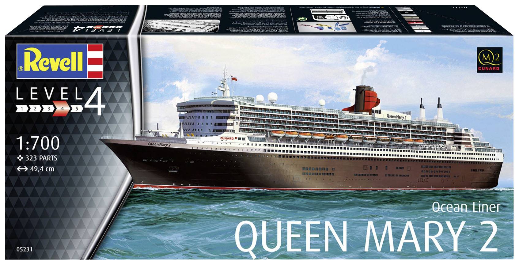 Verpackung eines Modellbausatzes der 'Queen Mary 2' von Revell mit Bild des Ozeanliners auf offener See, Maßstab 1:700.