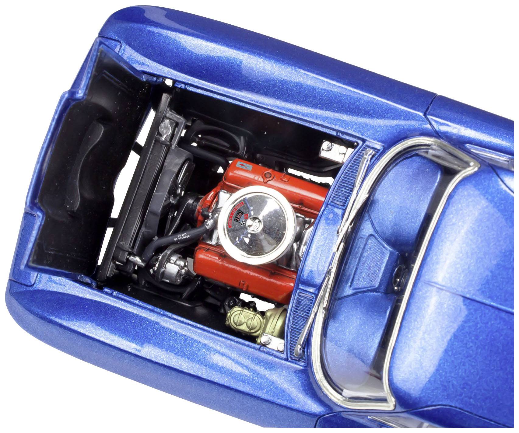 Blaues Modellauto von oben, Motor sichtbar.