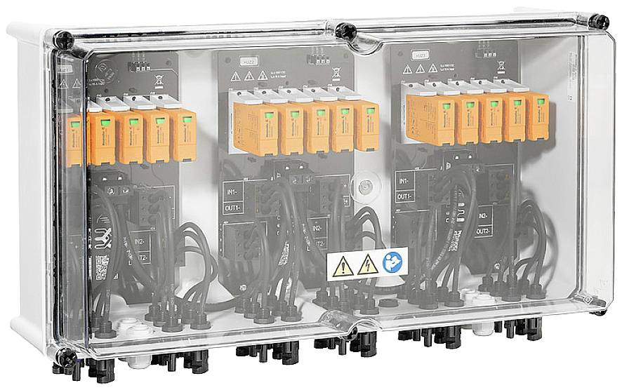 Elektrischer Schaltschrank mit transparentem Gehäuse, zeigt orangefarbene Komponenten und Kabel mit Warnsymbolen und Piktogrammen.