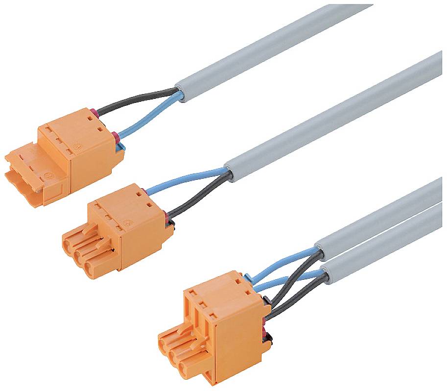 Drei orangefarbene elektrische Steckverbinder mit grauen und blauen Kabeln, die nebeneinander liegen und auf weißen Hintergrund zeigen.
