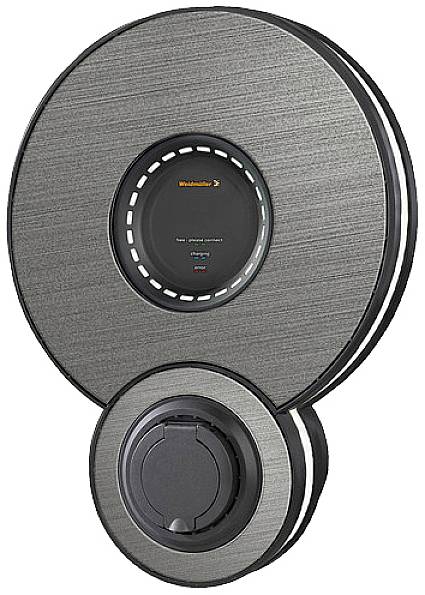 Ein schwarzes, rundes Elektroauto-Ladegerät mit einem Display in der Mitte. Es zeigt den Fortschritt des Ladevorgangs an.