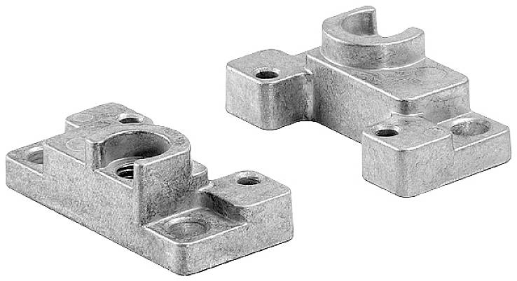 Zwei rechteckige Metallteile mit Löchern und Erhebungen, wahrscheinlich Befestigungselemente, auf einem weißen Hintergrund.