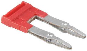 Ein roter Flachsicherungsadapter mit zwei Metallkontakten, häufig verwendet in elektrischen Anwendungen zur Verbindung von Sicherungen.