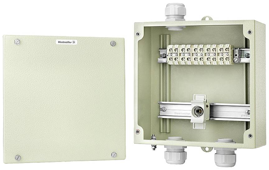 Elektronikkasten mit offenem Deckel zeigt Klemmleisten und Kabeldurchführungen, geeignet für elektrische Installationen.