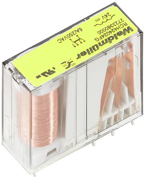 Kleines rechteckiges elektronisches Relais, durchsichtiges Gehäuse mit kupferfarbener Spule und gelbem Aufkleber mit Spezifikationen.