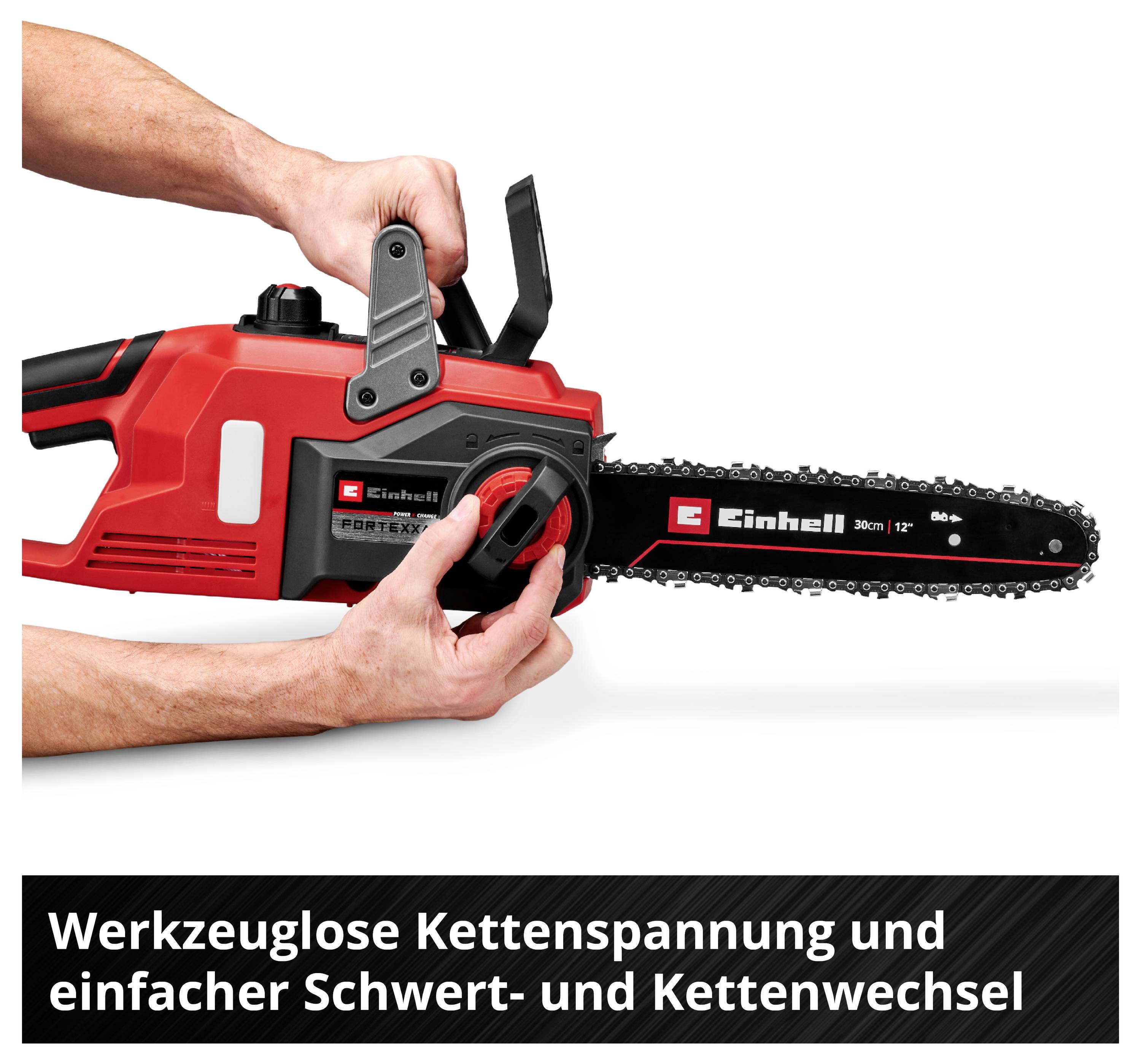 Rote Einhell-Kettensäge, bei der eine Person werkzeuglos Kette und Schwert wechselt; Text: 'Werkzeuglose Kettenspannung und einfacher Schwert- und Kettenwechsel'