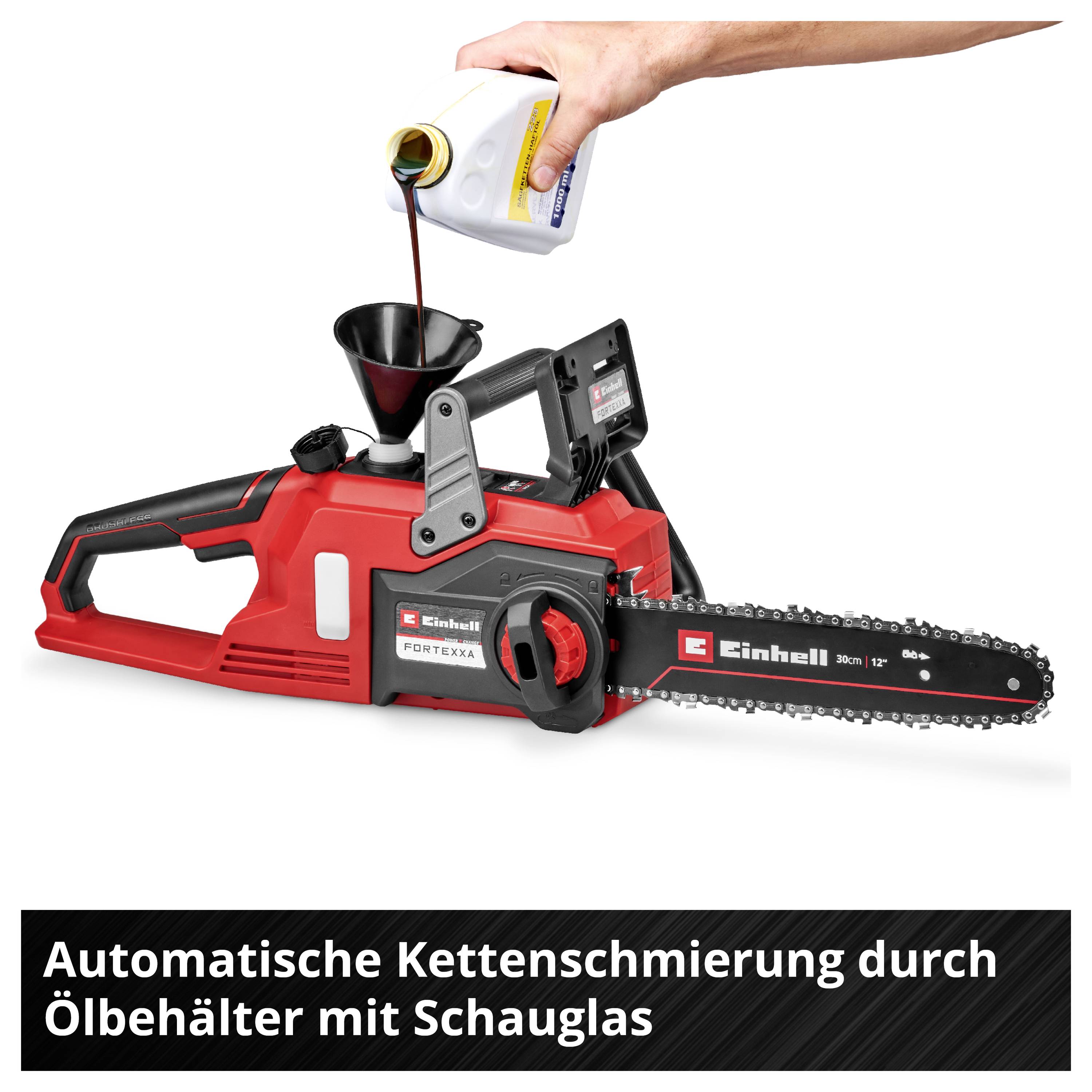 Rote elektrische Kettensäge, in deren Öltank Schmieröl über einen Trichter eingefüllt wird; Hinweis: 'Automatische Kettenschmierung durch Ölbehälter mit Schauglas'.