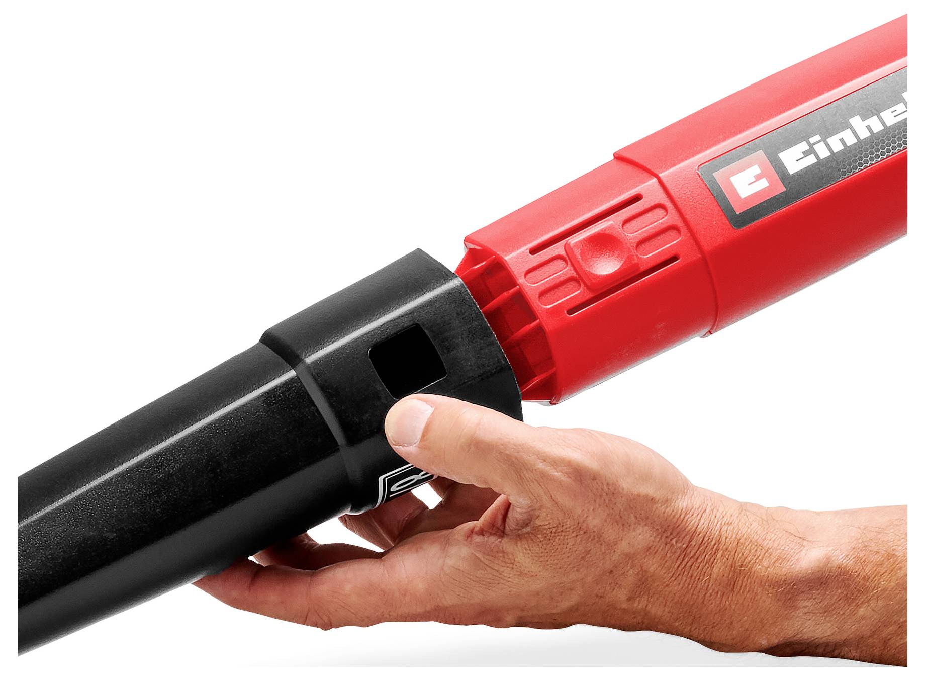 Eine Hand, die einen schwarzen Aufsatz an einem roten Einhell-Elektrowerkzeug auf weißem Hintergrund anbringt.