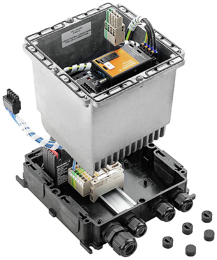 Offenes, industrielles elektronisches Gehäuse mit sichtbaren Kabelverbindungen und Komponenten, darunter ein orangefarbenes Modul.