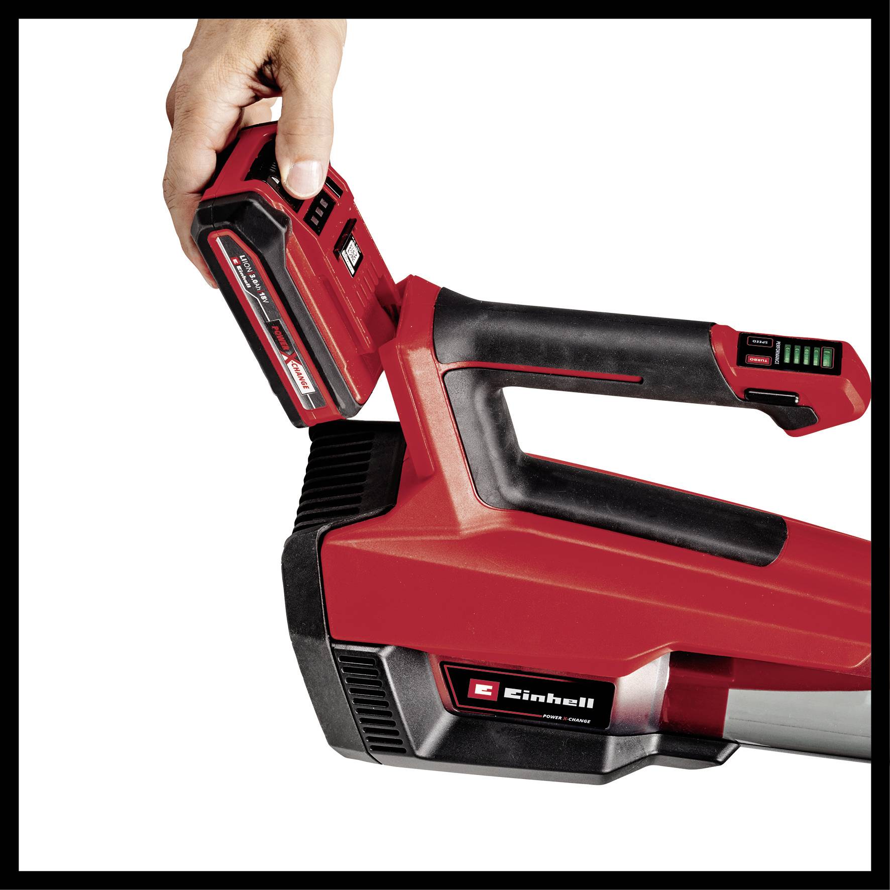 Eine Hand fügt einen Akku in ein rotes Einhell-Elektrowerkzeug ein.