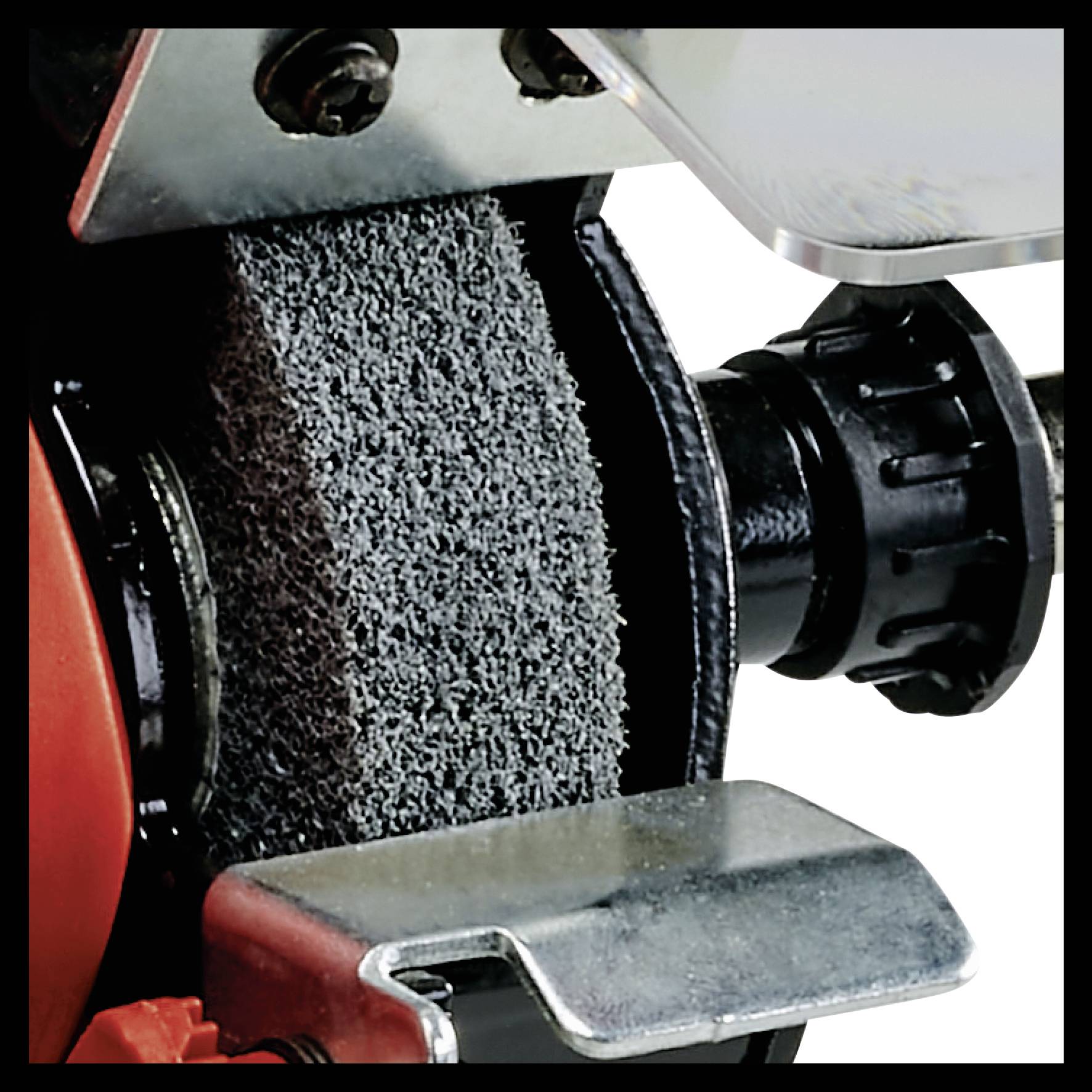 Industrie-Metalltrennmaschine mit Schleifscheibe, Nahaufnahme. Fokus auf strukturiertes Metallrad und Schutzabdeckung.