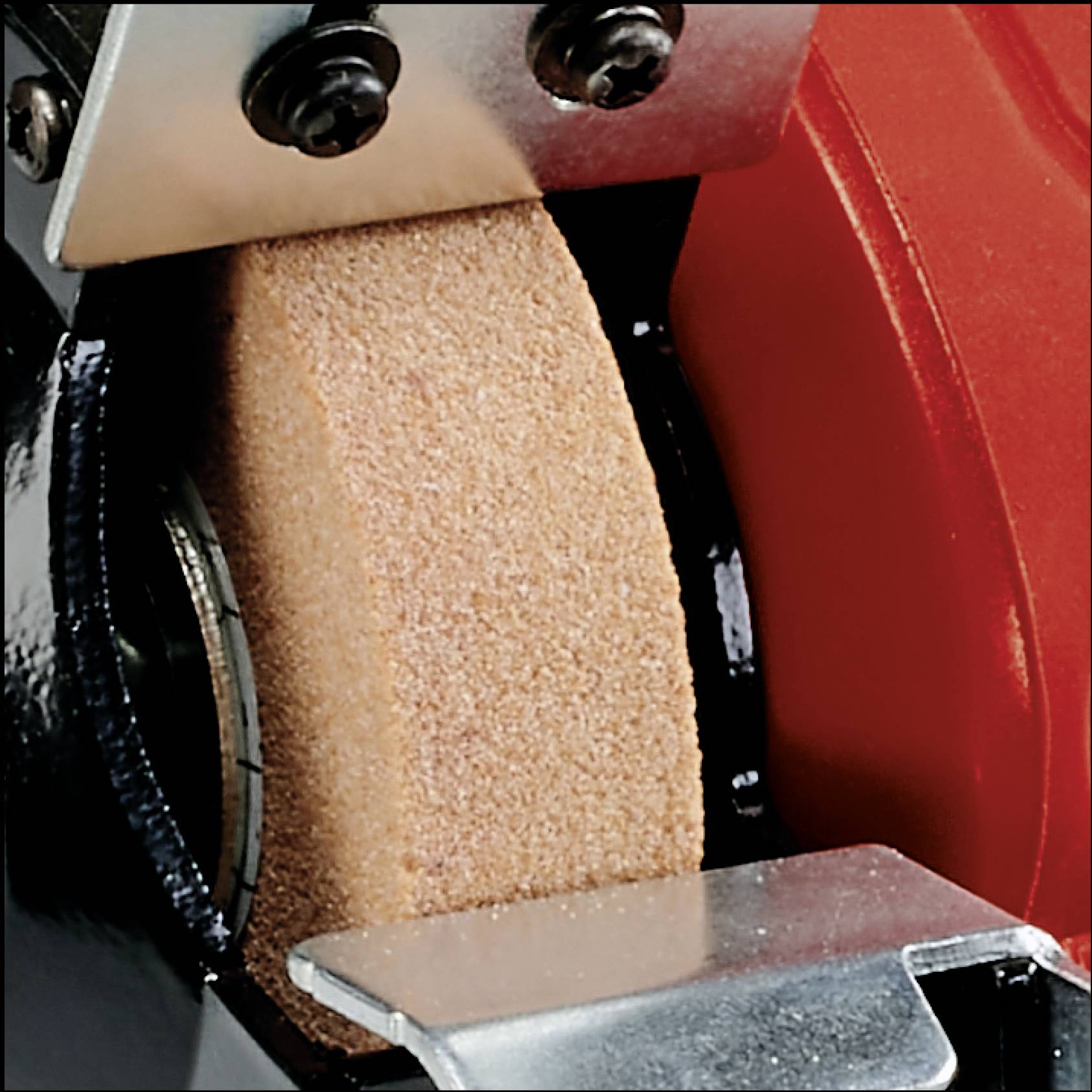 Ein Schleifrad wird von einem Elektromotor angetrieben, um Metalle oder andere Materialien zu formen oder zu glätten.