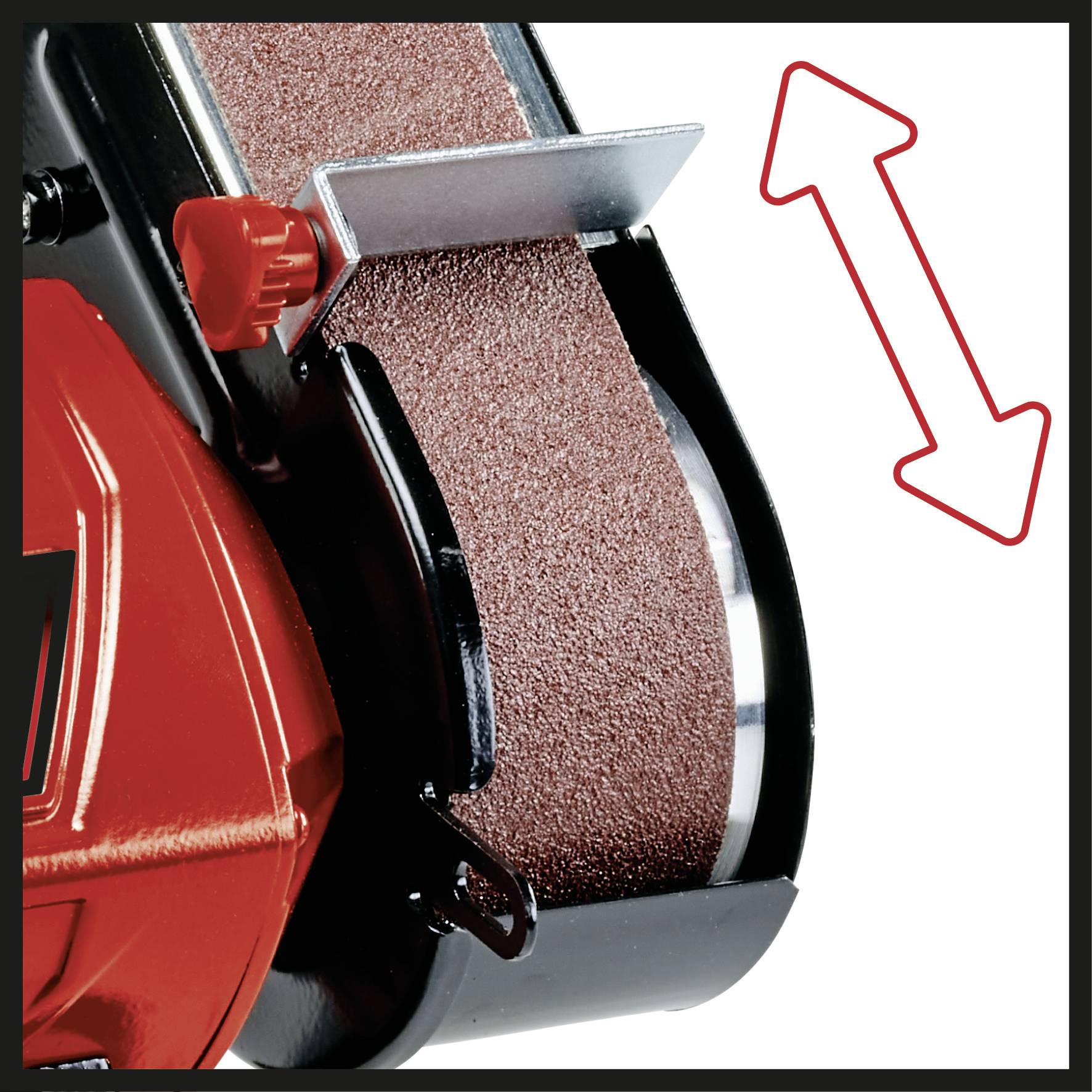 Schleifmaschine mit rotierendem Schleifband, Pfeil zeigt Drehrichtung an. Rotes Gehäuse und Metallschutz sichtbar.