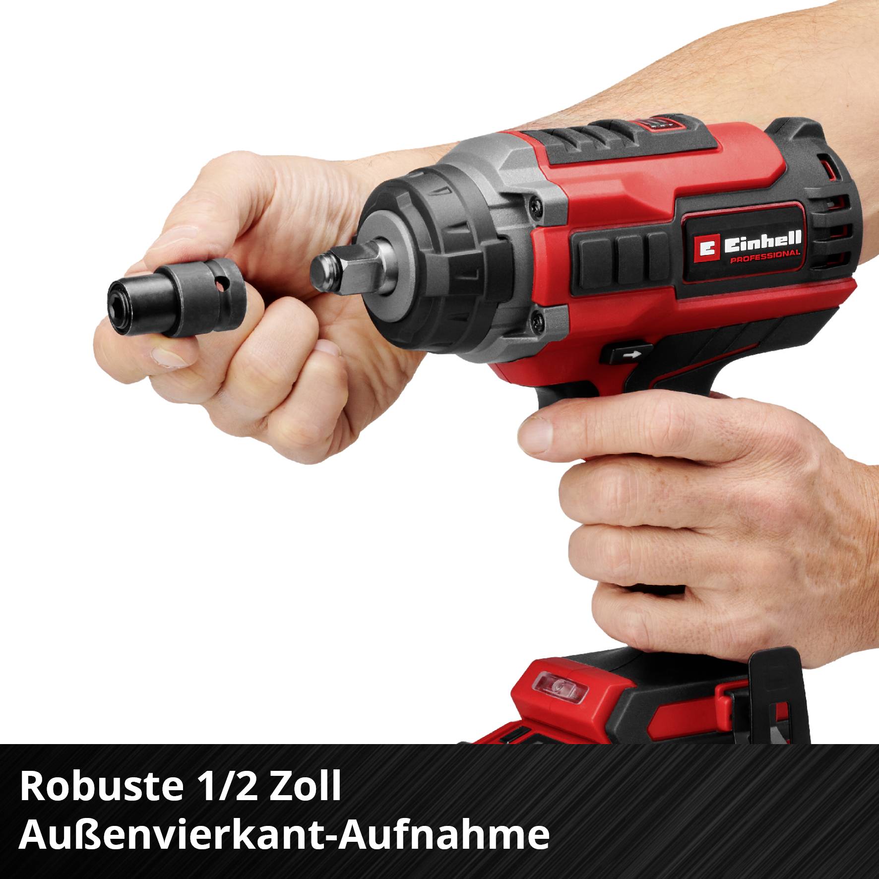 Akkuschlagschrauber in Aktion. Die Hände halten das Gerät, während ein Teil gewechselt wird. Text: 'Robuste 1/2 Zoll Außenvierkant-Aufnahme'.