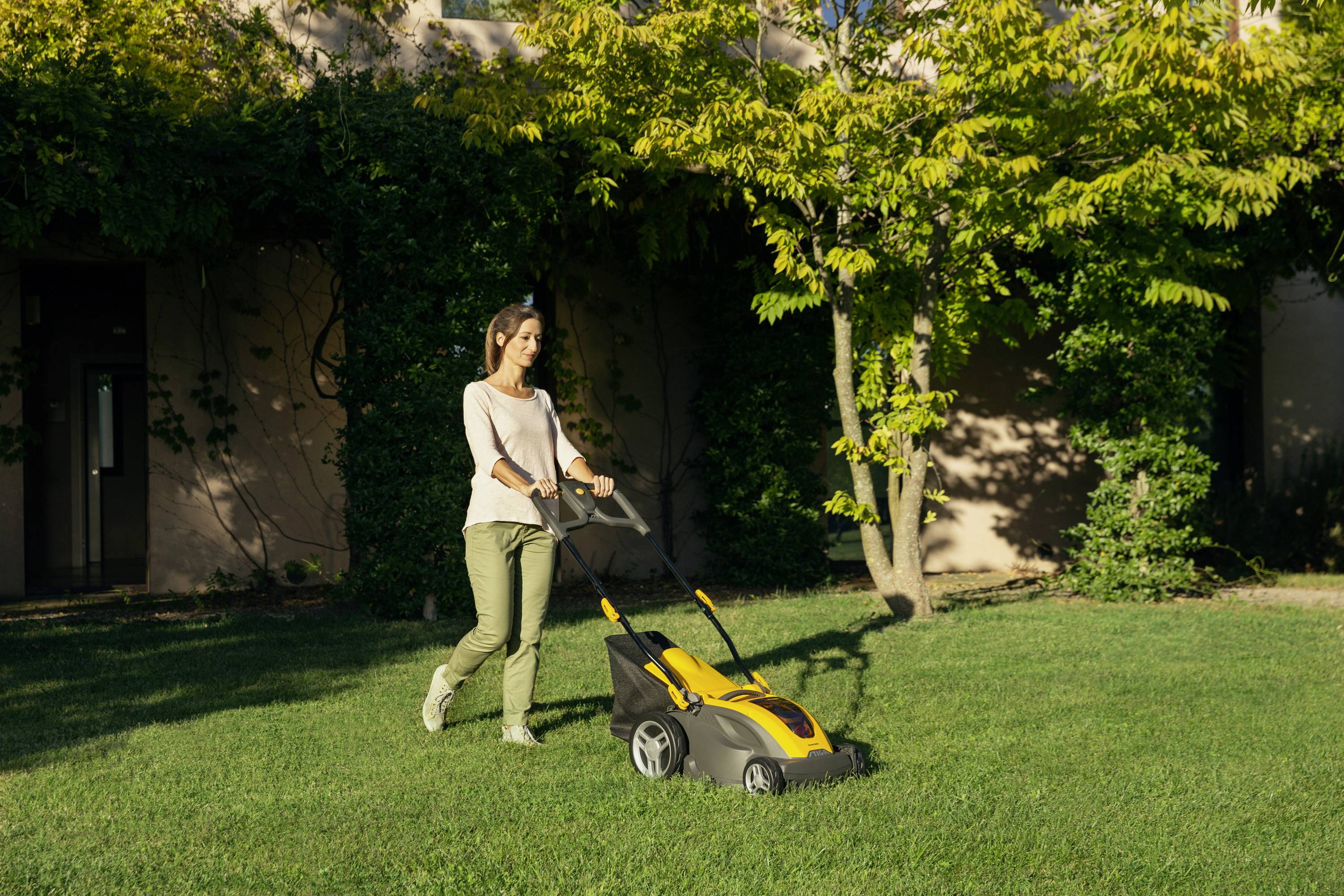 STIGA COMBI 340e Akku Akku-Rasenmäher inkl. Akku, inkl. Ladegerät, Einstellbarer Holm, Softgriff, mit Schnitthöhenverstellung