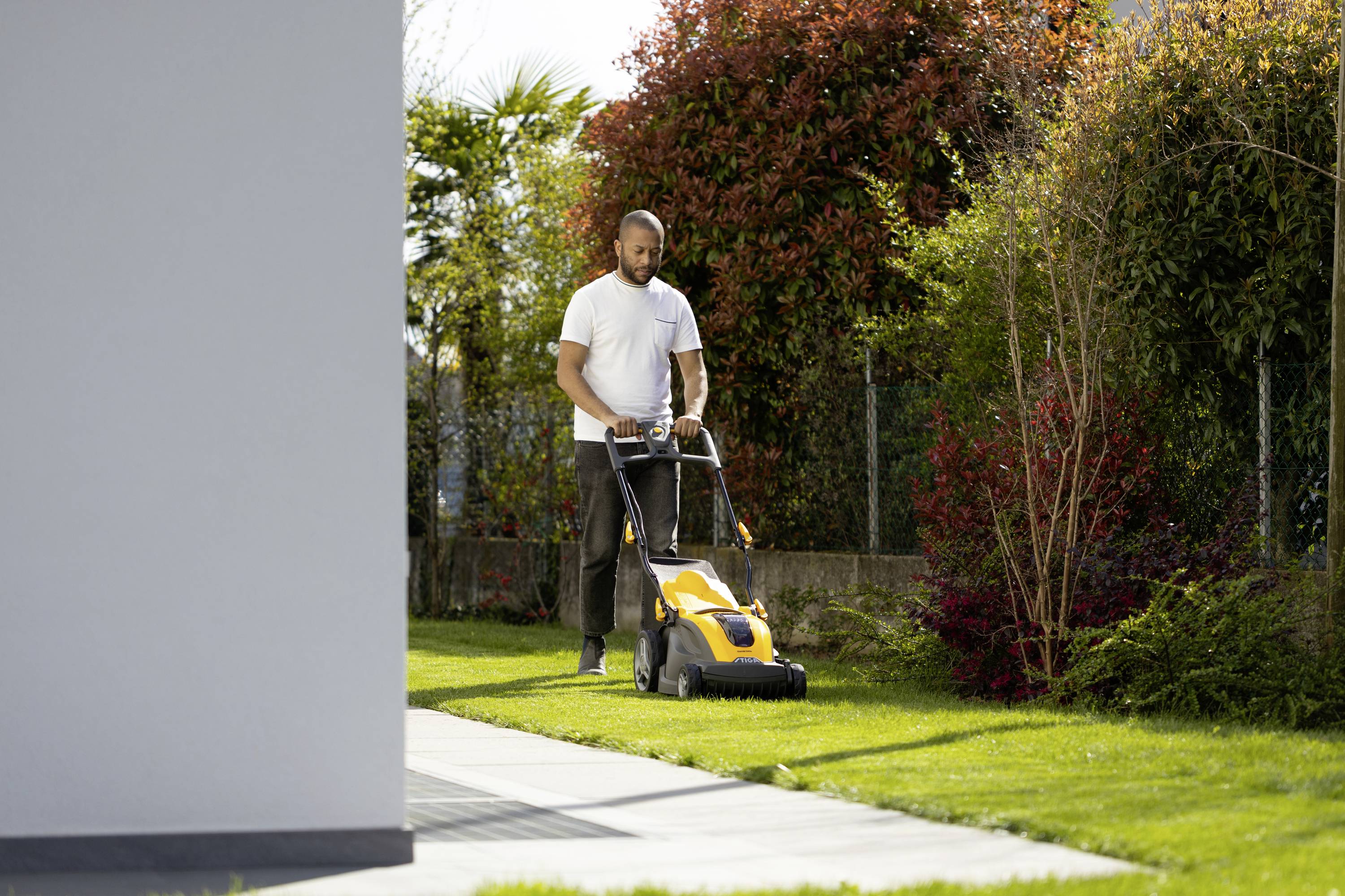 STIGA COMBI 340e Akku Akku-Rasenmäher inkl. Akku, inkl. Ladegerät, Einstellbarer Holm, Softgriff, mit Schnitthöhenverstellung