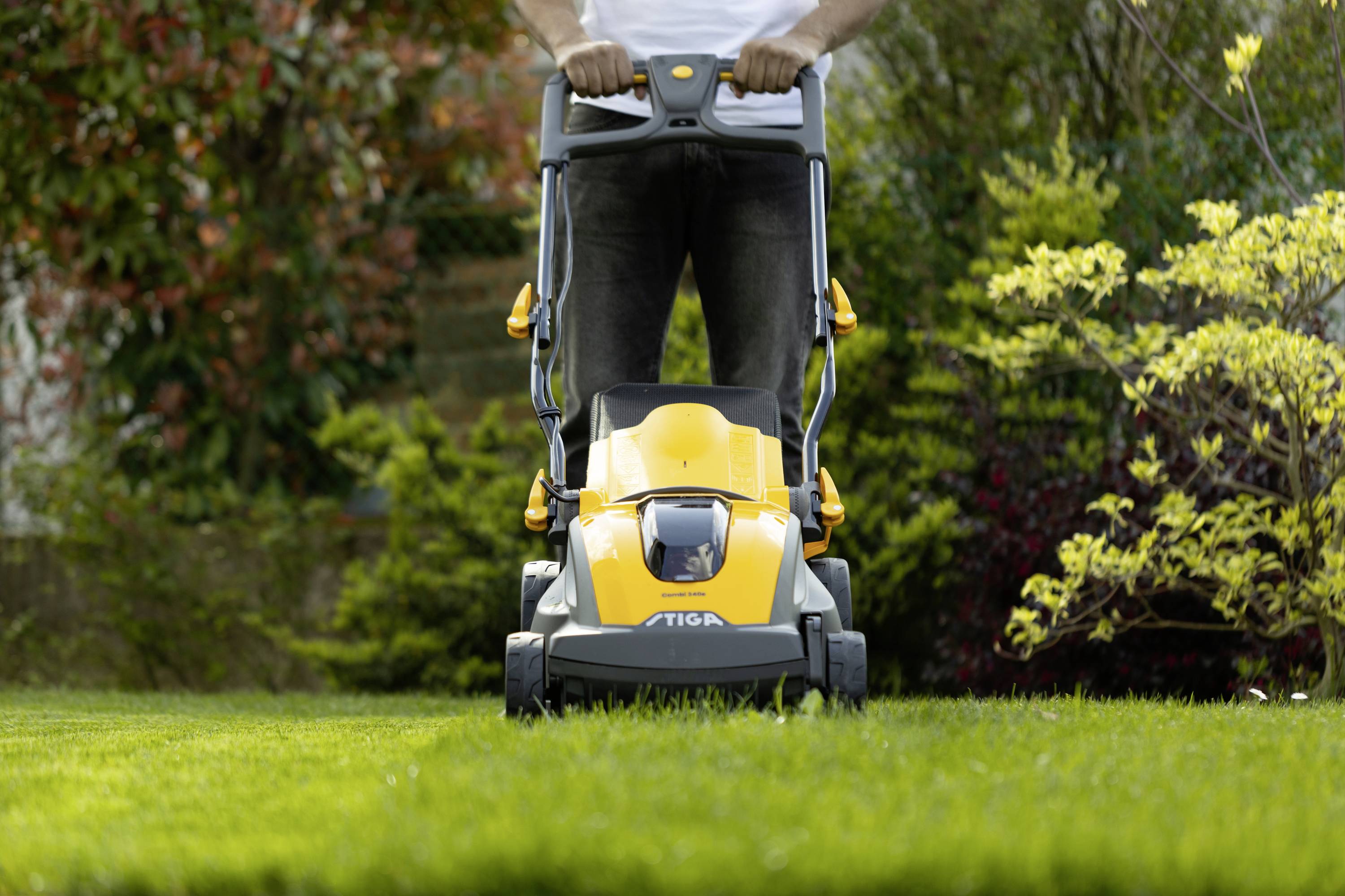 STIGA COMBI 340e Akku Akku-Rasenmäher inkl. Akku, inkl. Ladegerät, Einstellbarer Holm, Softgriff, mit Schnitthöhenverstellung