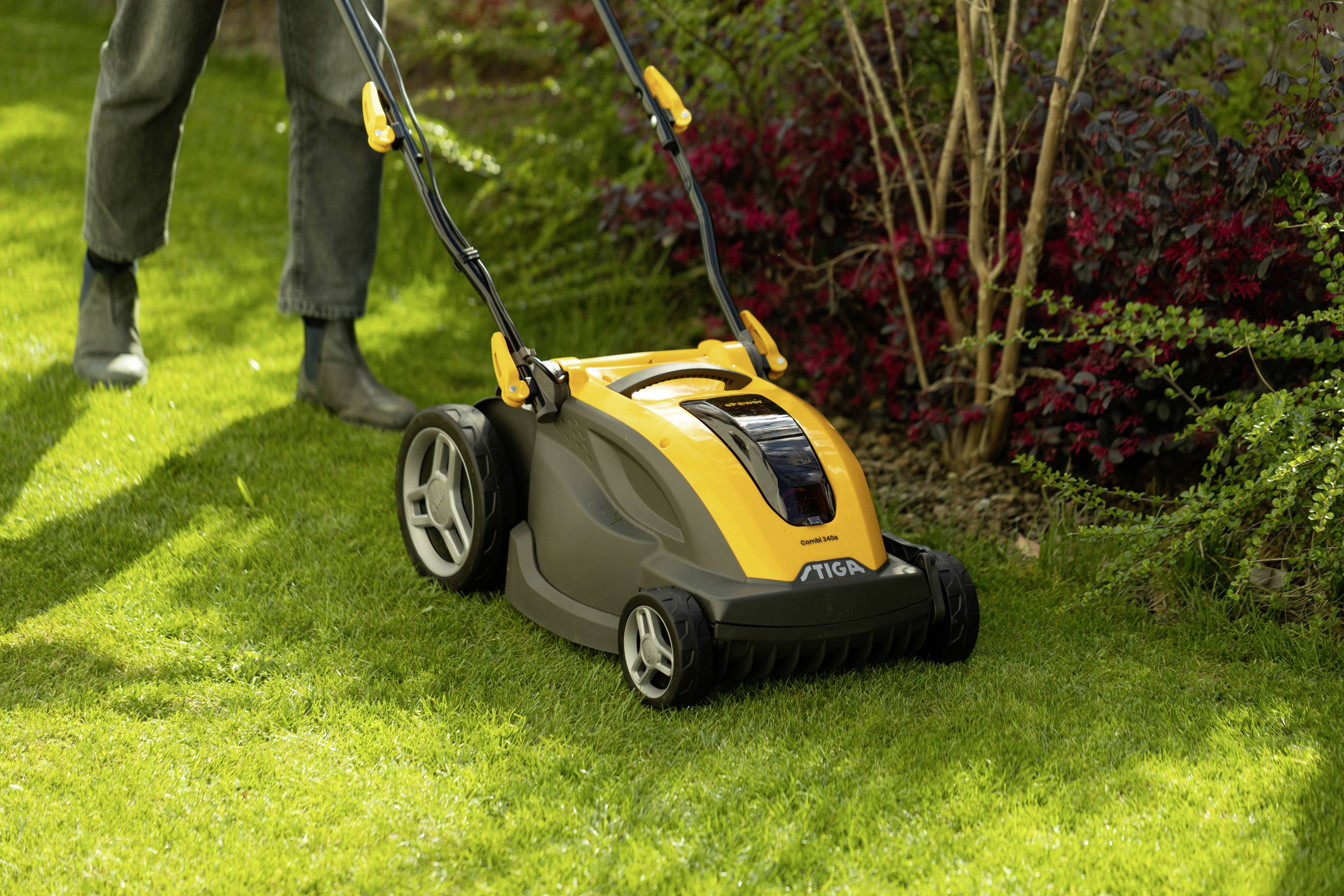 STIGA COMBI 340e Akku Akku-Rasenmäher inkl. Akku, inkl. Ladegerät, Einstellbarer Holm, Softgriff, mit Schnitthöhenverstellung