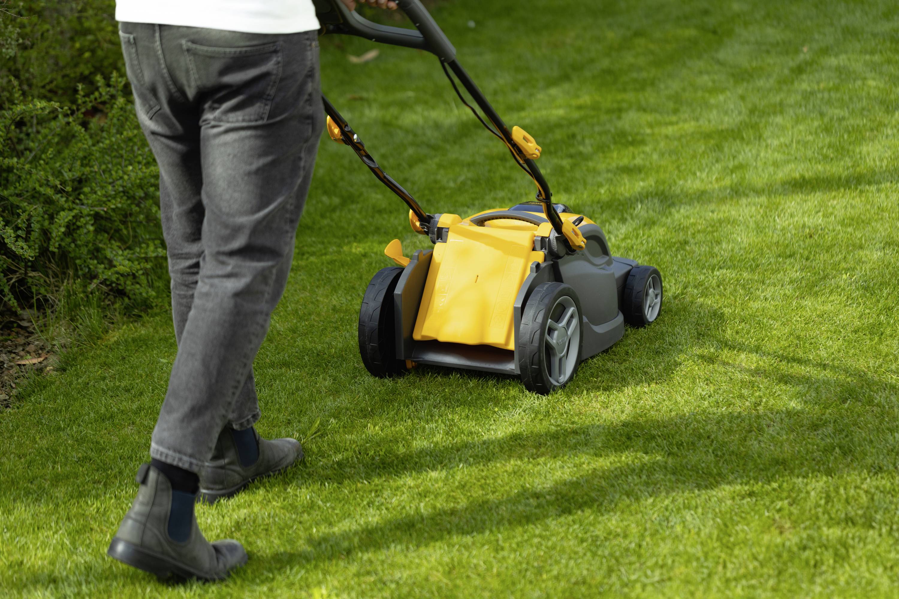 STIGA COMBI 340e Akku Akku-Rasenmäher inkl. Akku, inkl. Ladegerät, Einstellbarer Holm, Softgriff, mit Schnitthöhenverstellung