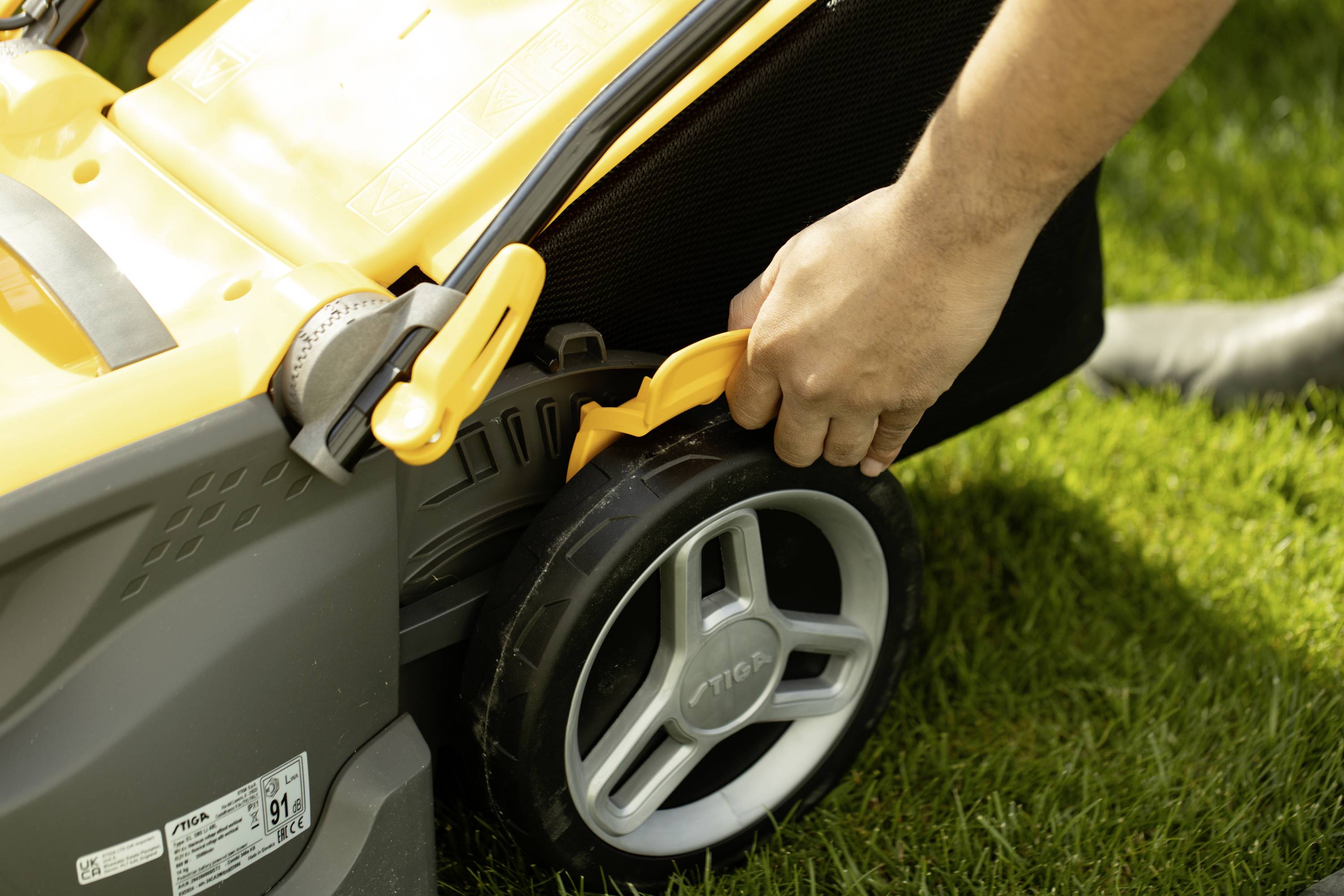 STIGA COMBI 340e Akku Akku-Rasenmäher inkl. Akku, inkl. Ladegerät, Einstellbarer Holm, Softgriff, mit Schnitthöhenverstellung