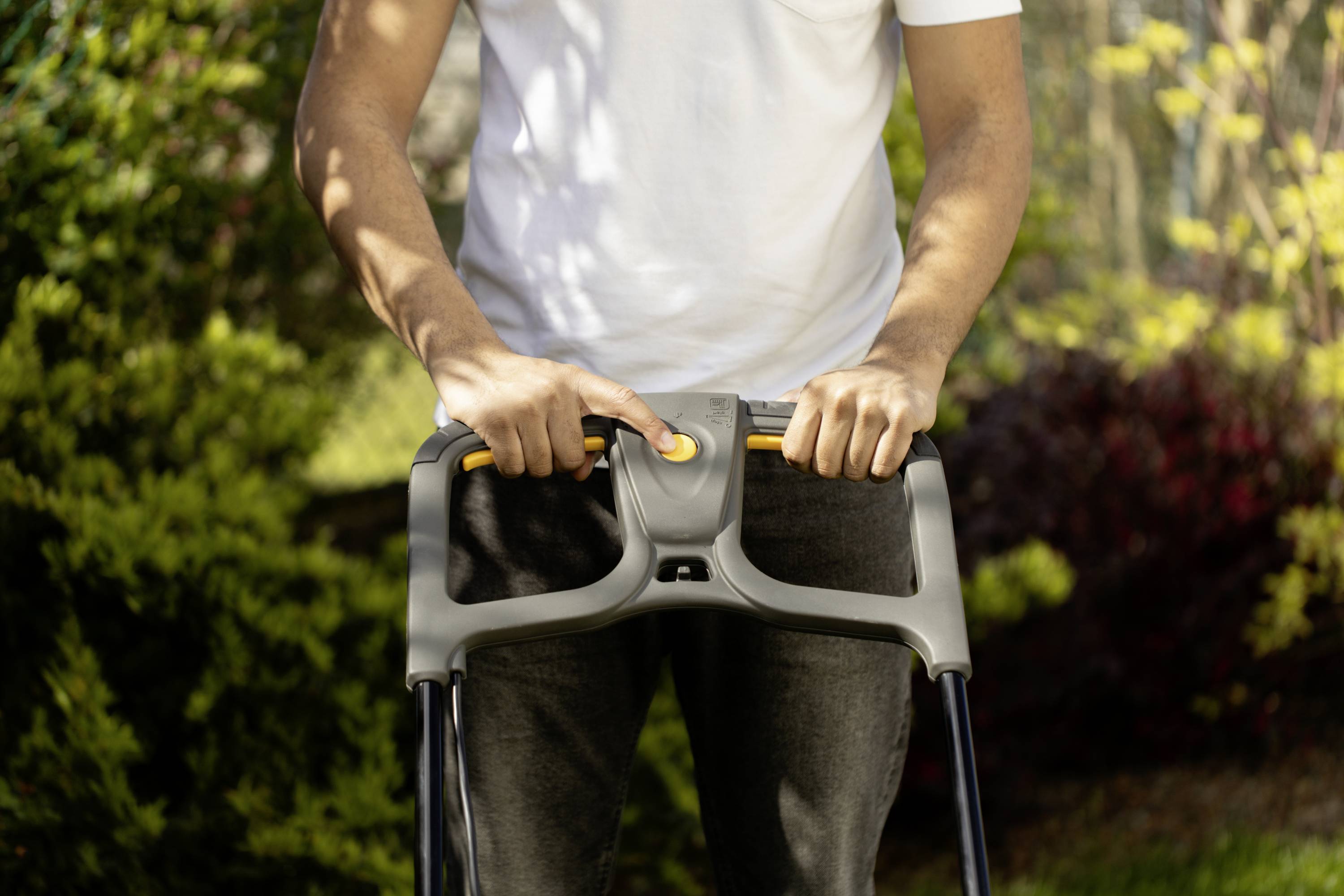 STIGA COMBI 340e Akku Akku-Rasenmäher inkl. Akku, inkl. Ladegerät, Einstellbarer Holm, Softgriff, mit Schnitthöhenverstellung