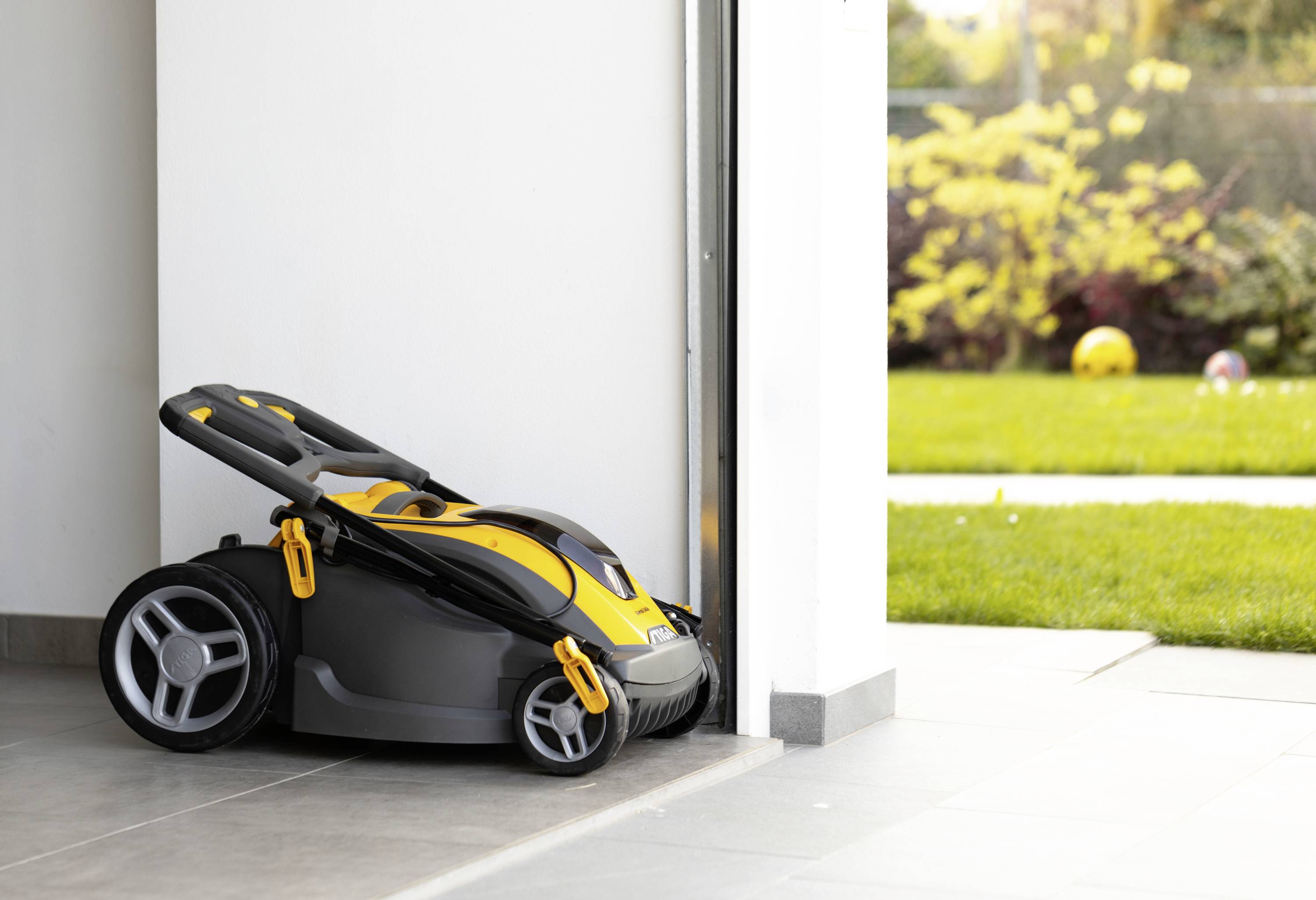 STIGA COMBI 340e Akku Akku-Rasenmäher inkl. Akku, inkl. Ladegerät, Einstellbarer Holm, Softgriff, mit Schnitthöhenverstellung