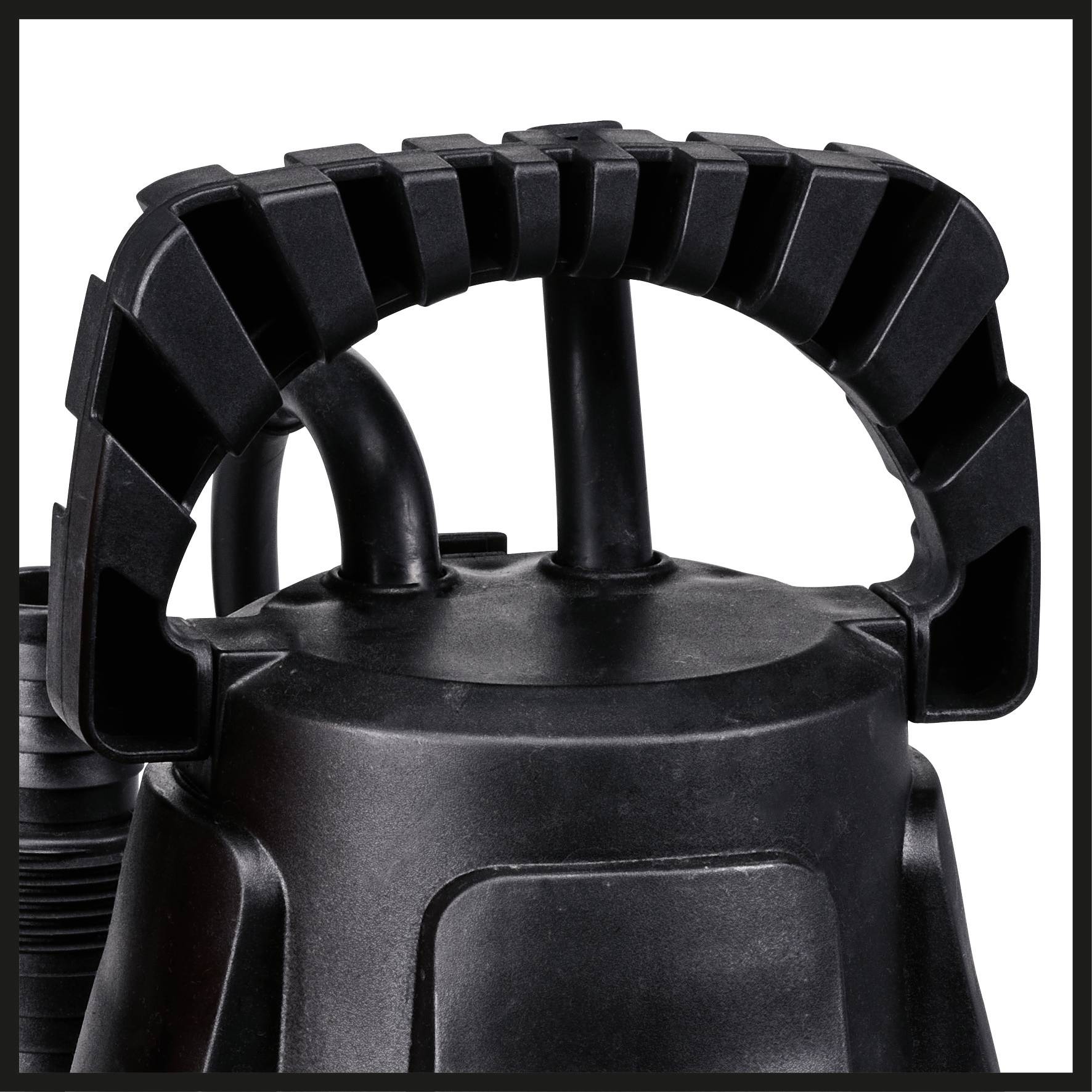 Schwarze, robuste Kunststoff-Griffoberfläche einer Wasserpumpe mit rutschfester Struktur, geeignet für tragbare Outdoor-Anwendungen.