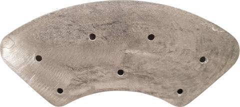 Metallplatte mit sieben Löchern in gleichmäßiger Verteilung; weist eine gebogene Form auf. Oberfläche zeigt feine Schleifspuren.