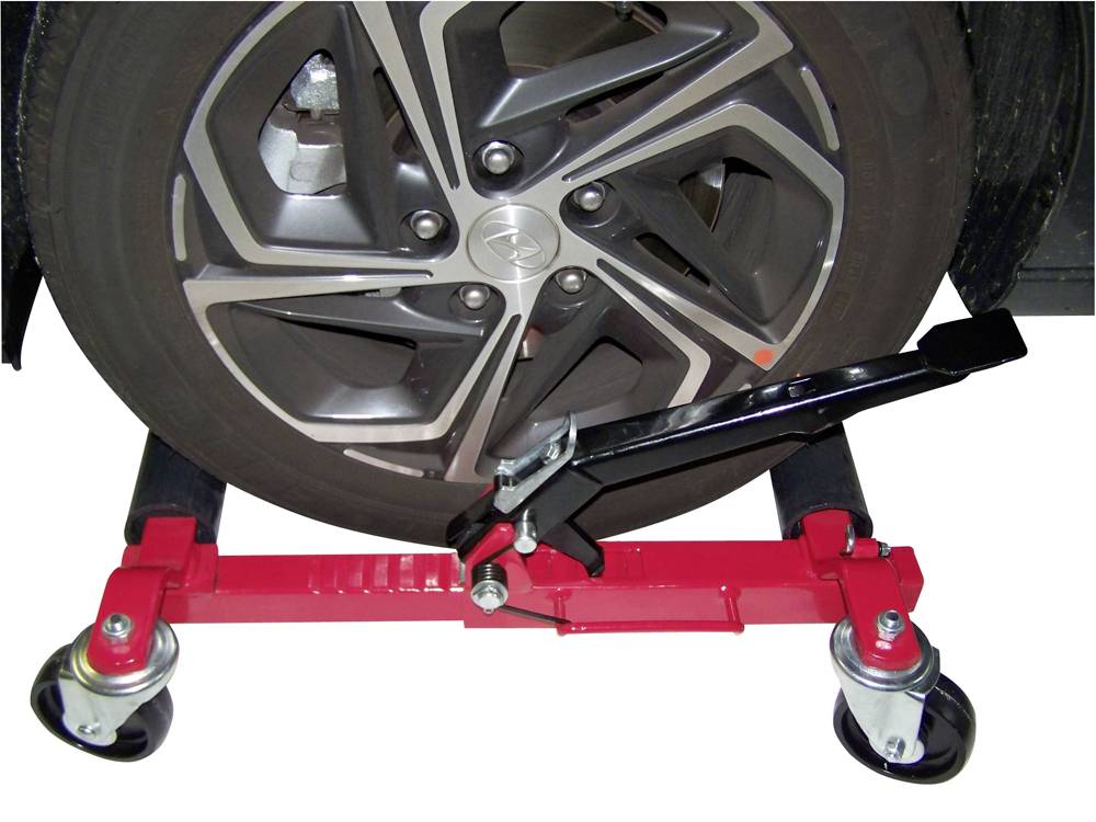 Ein Autoreifen auf einem Radroller. Der Roller hat rote Metallteile und schwarze Räder, um das Fahrzeug leicht zu bewegen.