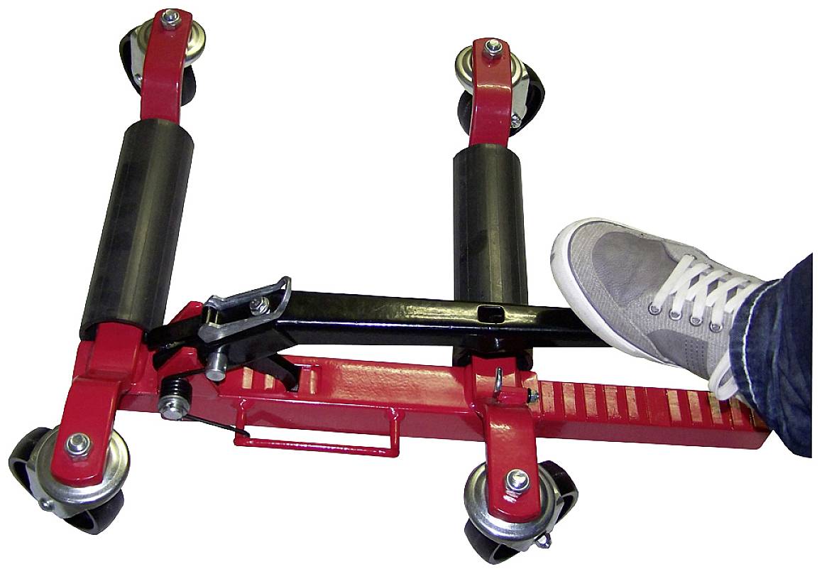 Roter Rollwagenheber mit schwarzem Hebel, feststellbaren Rollen, und schwarzer Gummistütze. Fuß tritt auf den Hebel zur Bedienung.
