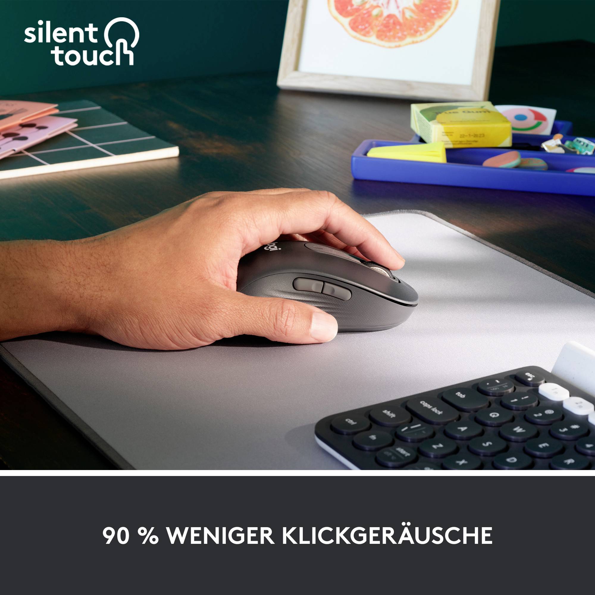 Hand mit Computermaus auf Unterlage; Text '90 % weniger Klickgeräusche', Werbebild für leise Computermäuse.