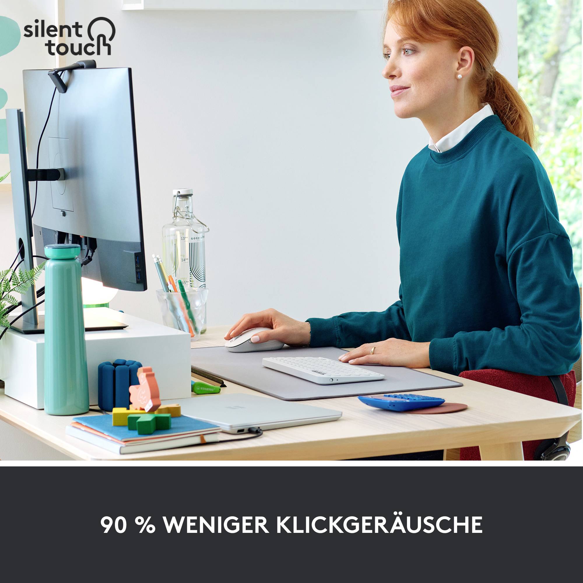 Eine Frau sitzt an einem Schreibtisch vor einem Computerbildschirm mit einem kabellosen Maus im Vordergrund. Text: '90 % weniger Klickgeräusche'.
