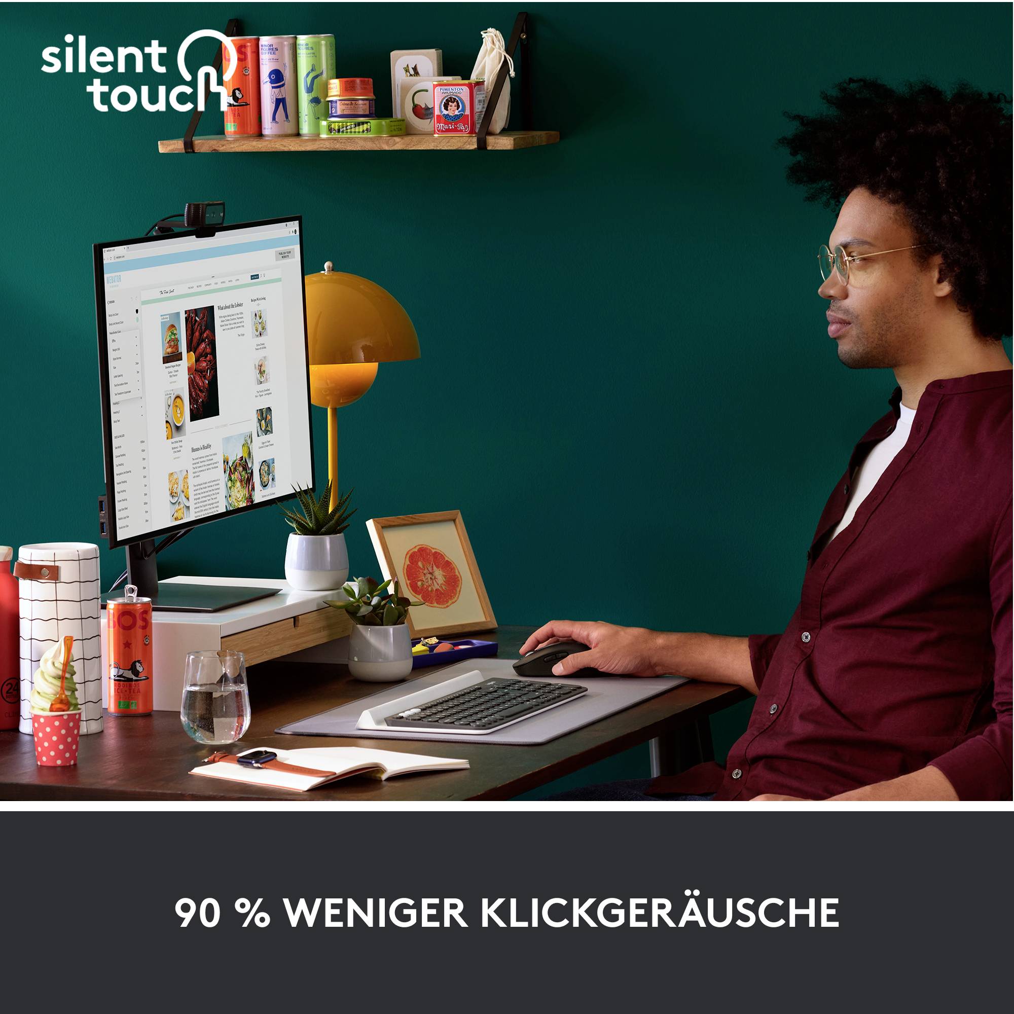 Ein Mann sitzt an einem Schreibtisch und arbeitet an einem Computer mit einem hellen Bildschirm. Im Hintergrund sind bunte Objekte auf einem Regal. Text im Bild: '90 % weniger Klickgeräusche'.