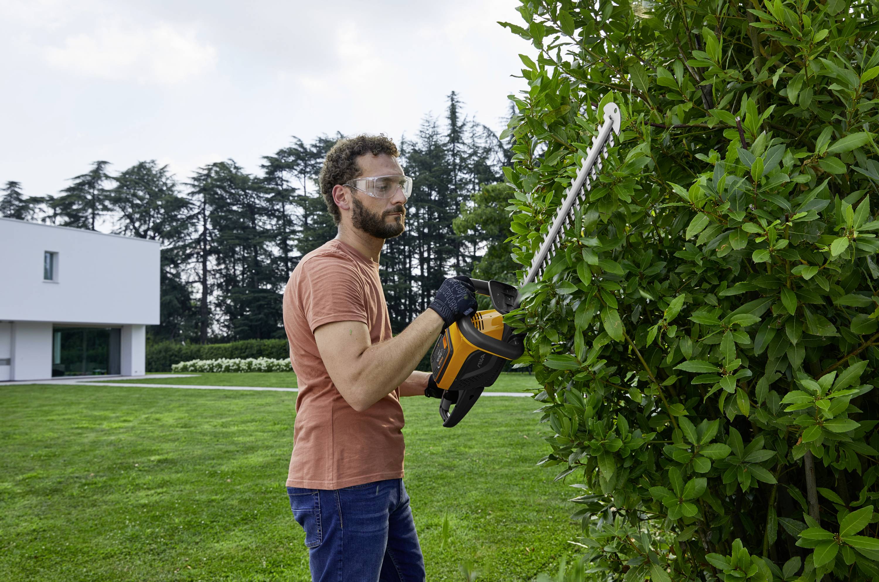 STIGA HT 500e - Set Akku Heckenschere Softgriff, inkl. Akku, inkl. Ladegerät 0.42kW 48V Li-Ion 510mm