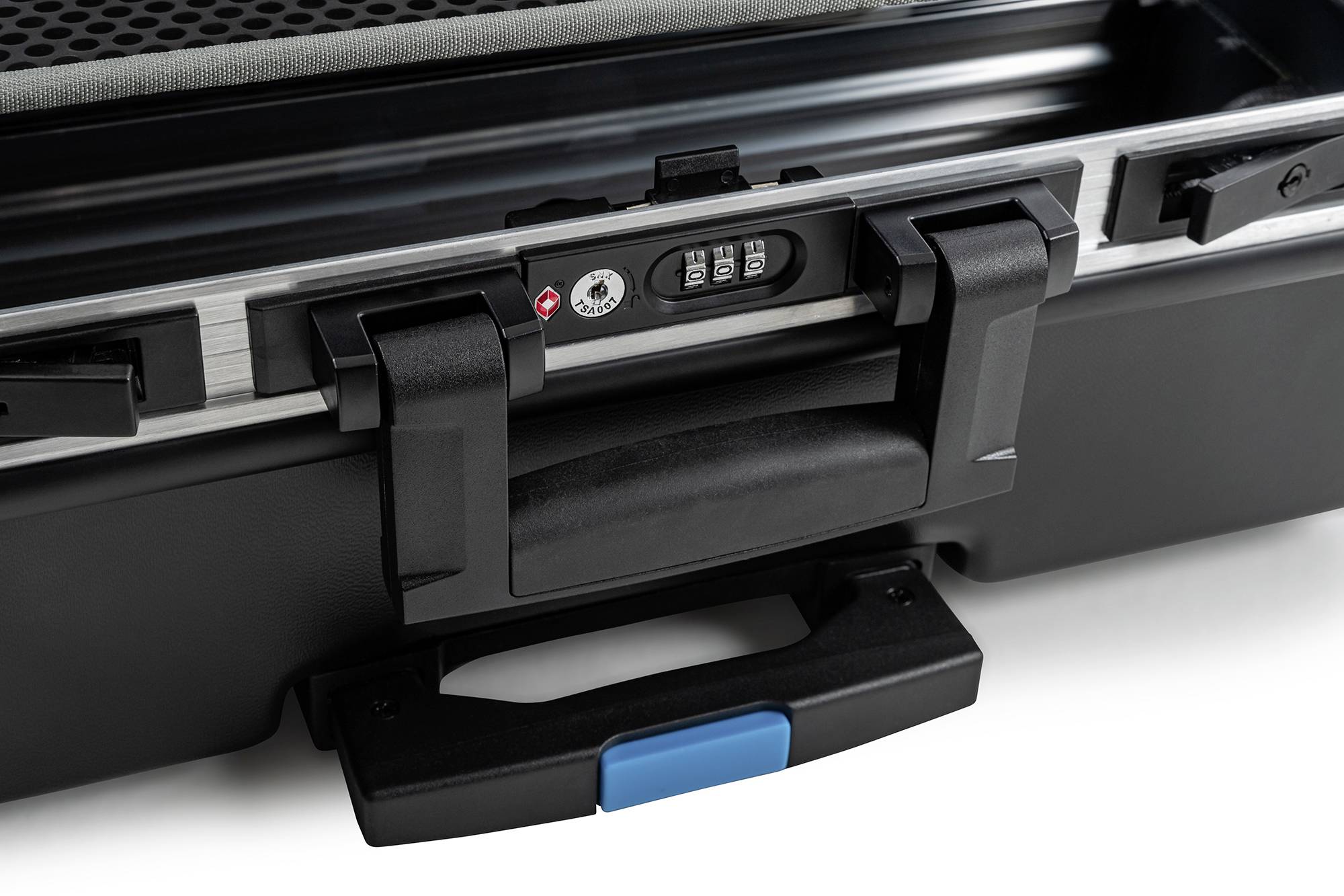 Nahaufnahme eines schwarzen Hartschalenkoffers mit Zahlenschloss und Tragegriff, auf weißem Hintergrund.