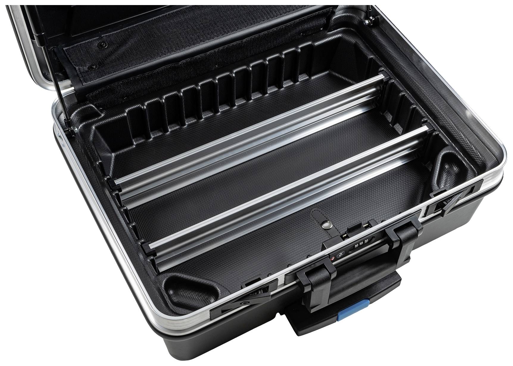 Offener schwarzer Hartschalenkoffer mit silbernem Rand, leeren Innenfächern und einem Zahlenschloss an der Vorderseite.