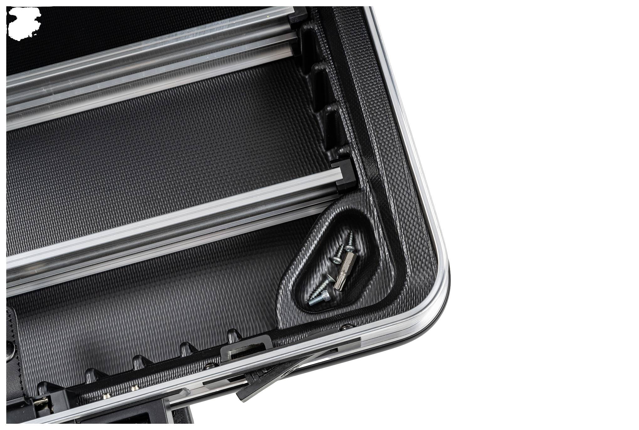 Ein offener schwarzer Werkzeugkoffer mit mehreren Steckplätzen, in einem befindet sich ein Schraubendreheraufsatz.